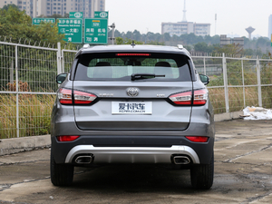 2018款1.5T 手动豪华型 正后	