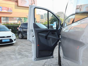 2020款2.0T 多功能商用车中轴低顶双开尾门 柴油 国V 驾驶位车门