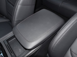 2022款EcoBoost 170 铂领型 中央扶手箱