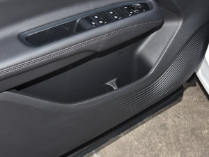 2022款EcoBoost 170 铂领型 前门储物空间