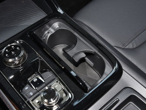 2022款EcoBoost 170 精领型 前排杯架