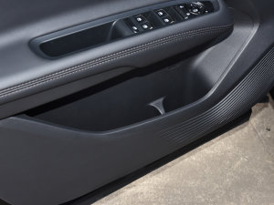 2022款EcoBoost 170 精领型 前门储物空间