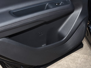 2022款EcoBoost 170 精领型 后门储物空间