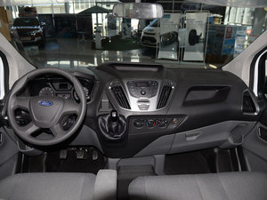 2017款2.0T 短轴5座低顶多功能车 汽油 国V 内饰全景