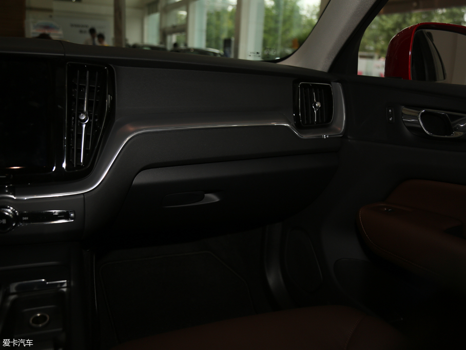 2019���֠���XC60 T4 ���ݰ� ��V