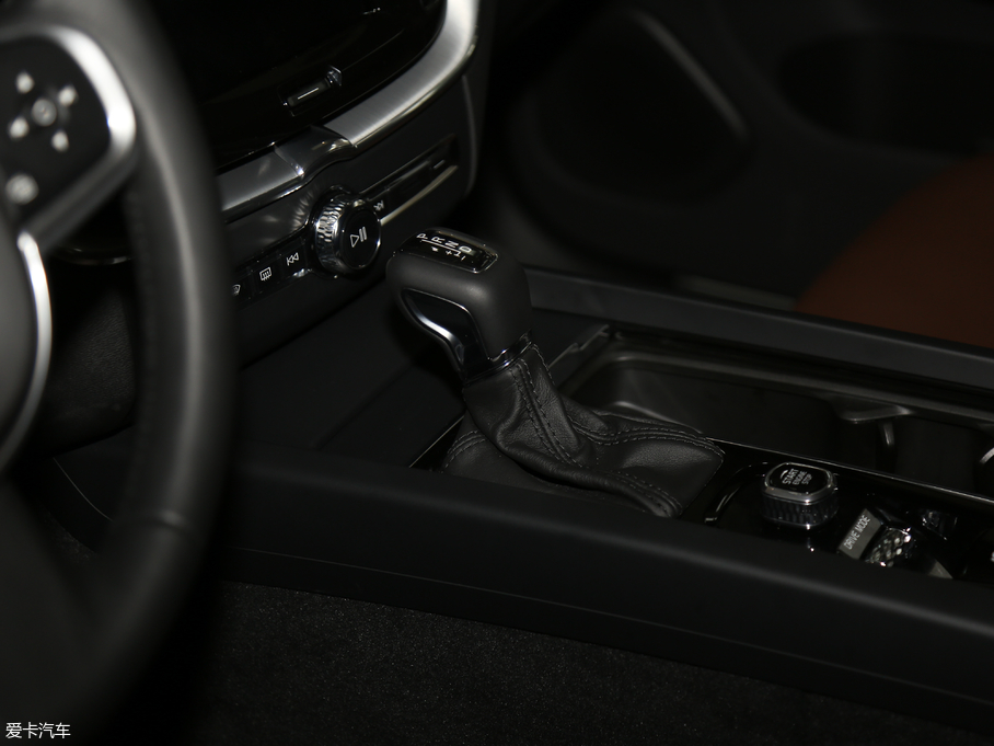 2019���֠���XC60 T4 ���ݰ� ��V