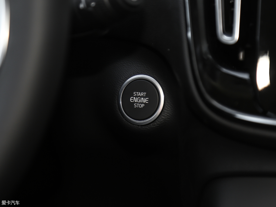 2020֠XC40 T4 (q) hA