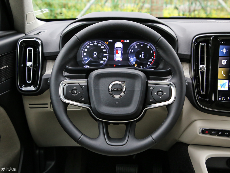 2020֠XC40 T4 (q) hA