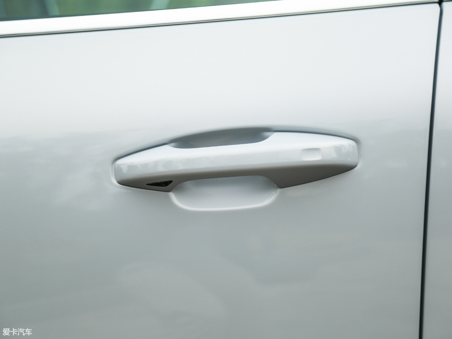 2020֠XC40 T4 (q) źA