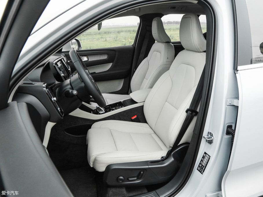 2020֠XC40 T4 (q) źA