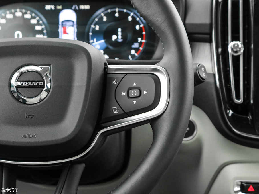 2020֠XC40 T4 (q) źA