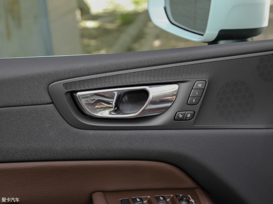 2020֠XC60 T5 (q)ݺA