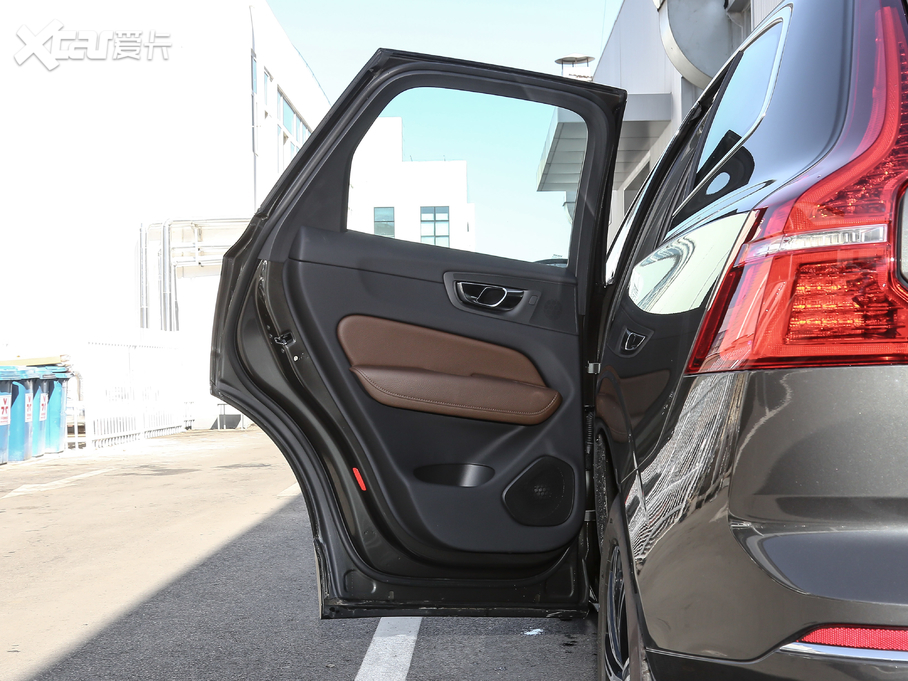 2020֠XC60 T5 (q)źA