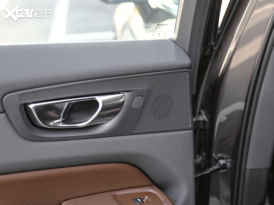 2020֠XC60 T5 (q)źA