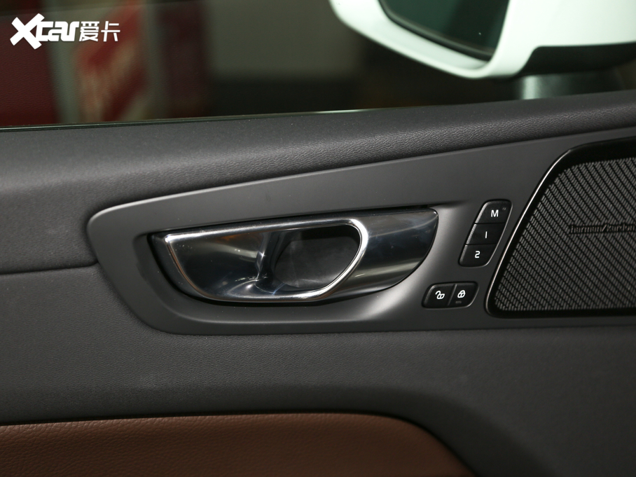 2020֠XC60 T5 (q)źA