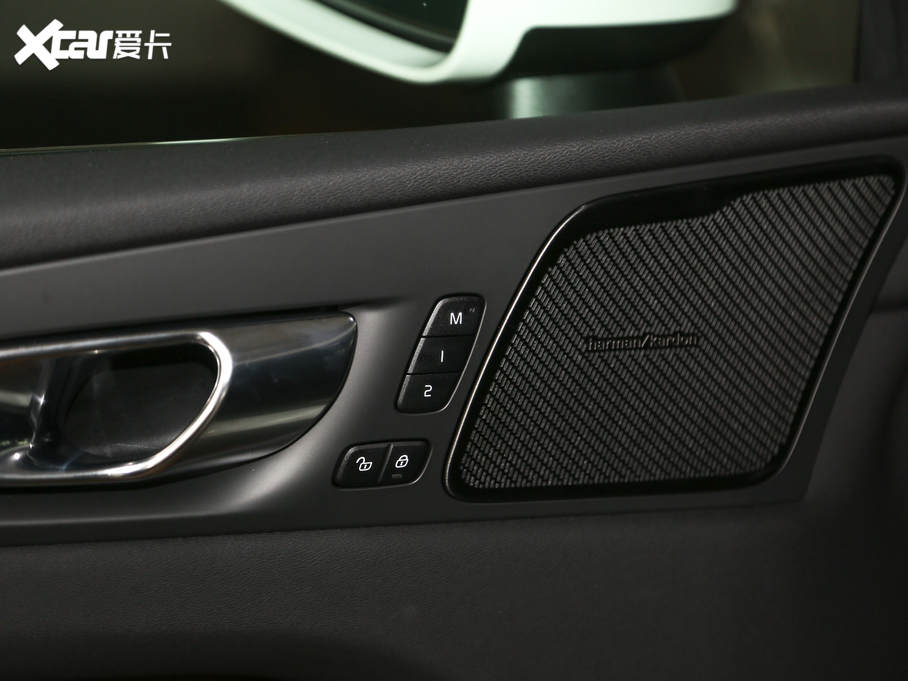 2020֠XC60 T5 (q)źA