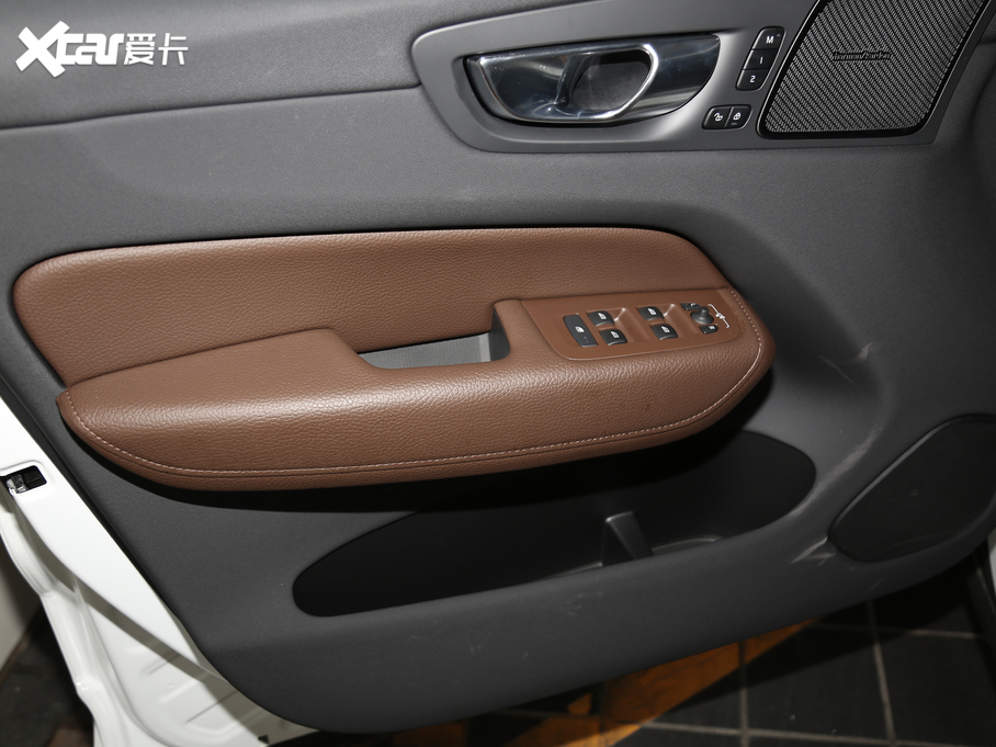 2020֠XC60 T5 (q)źA