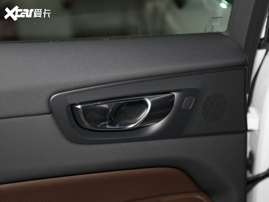 2020֠XC60 T5 (q)źA