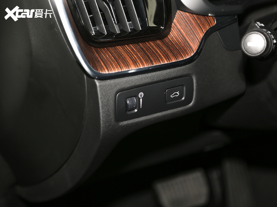 2020֠XC60 T5 (q)źA