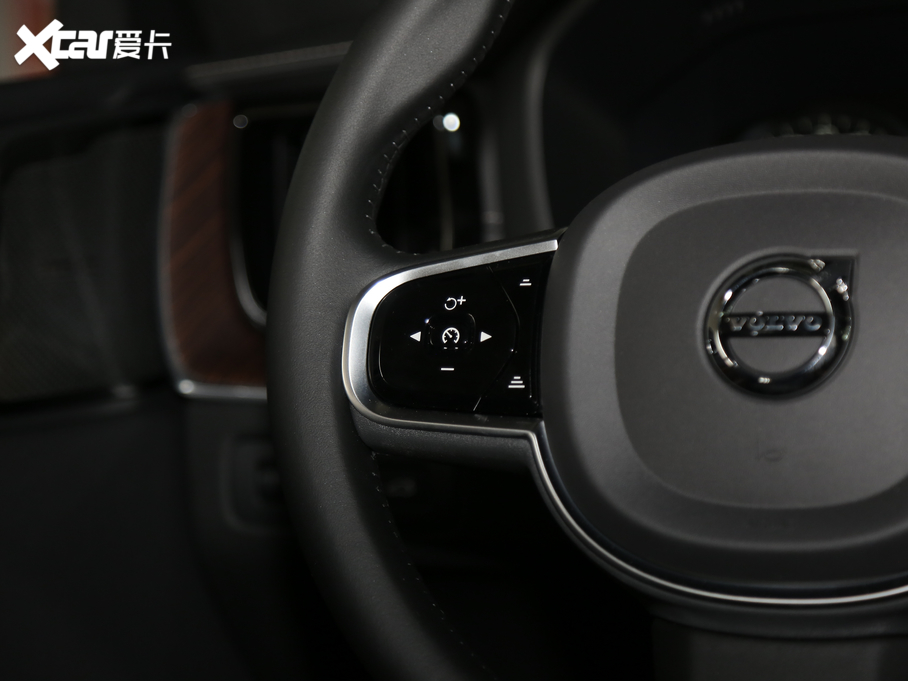 2020֠XC60 T5 (q)źA