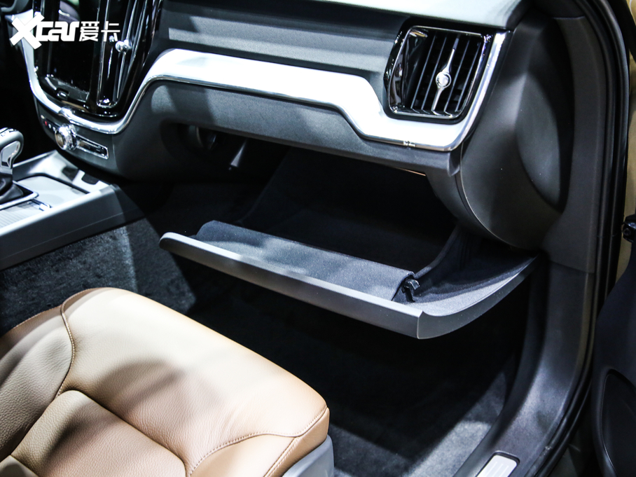 2021款沃尔沃XC60 T5 四驱智逸豪华版