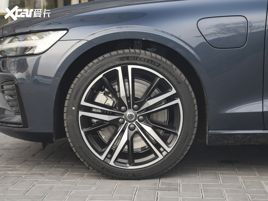 ȦS60 T8 E춯֮ͨһȽϴĲˣ19Ӣ˫ɫȦͶУ䱡̥Եʮֱ̥ѡõǹΪ235/40 R19PILOT SPORT 4̥