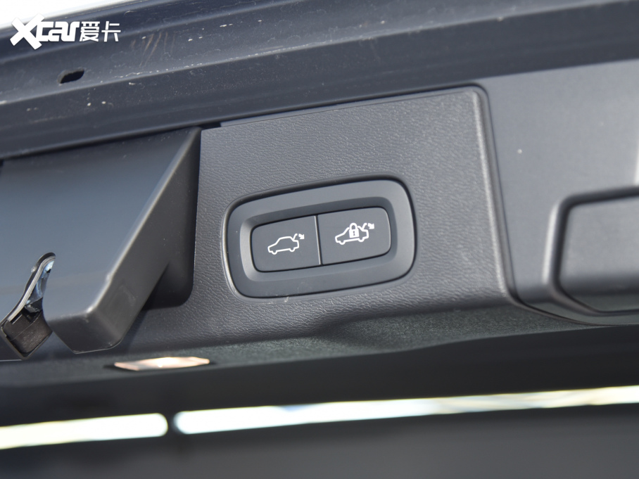 2022֠XC60 B5 (q)źA