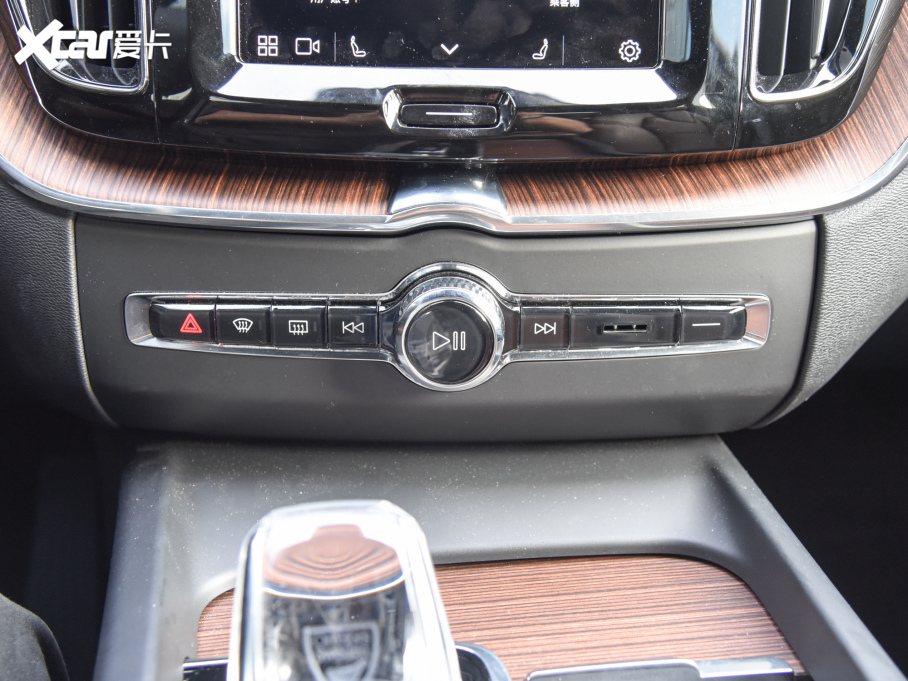 2022֠XC60 B5 (q)źA