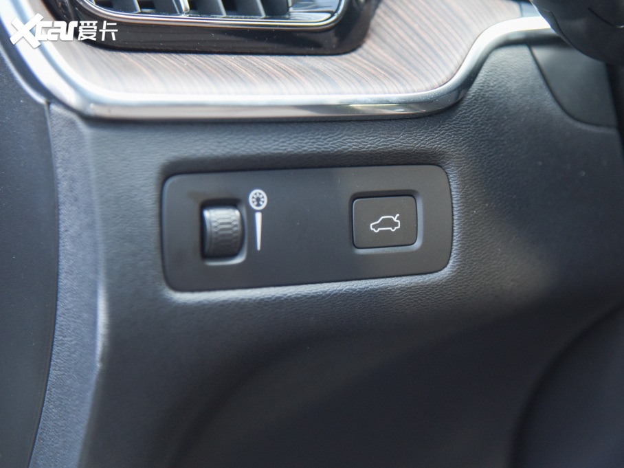 2022֠XC60 B5 (q)źA