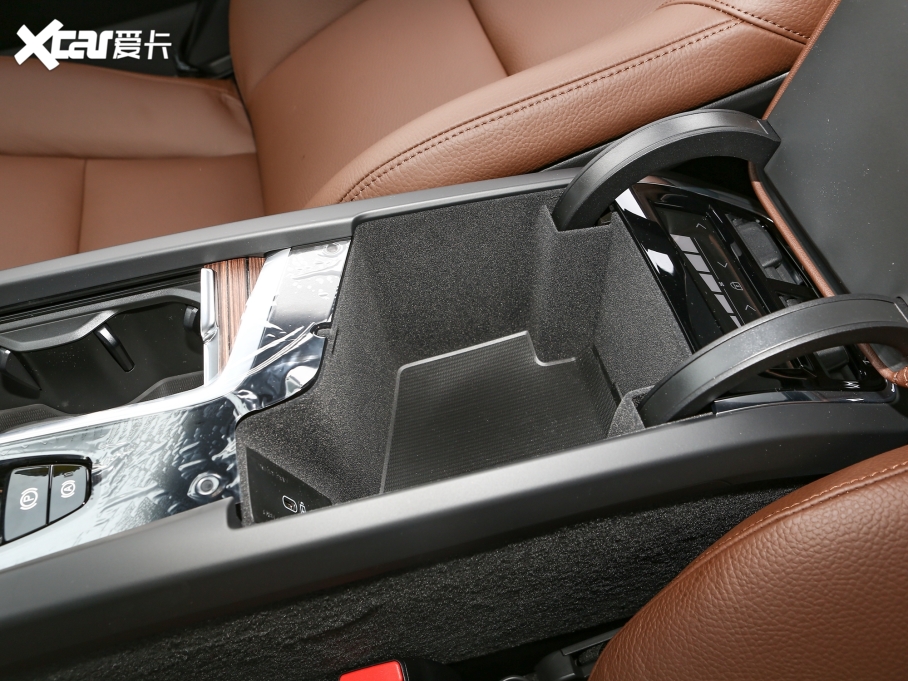 2023֠XC60 B5 (q)źA