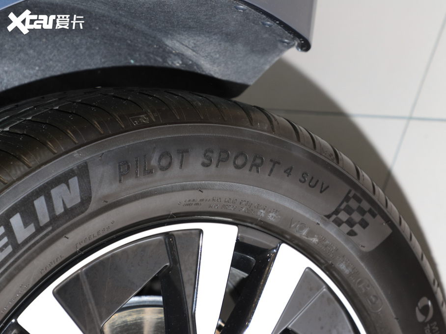 2025֠XC60 B5 (q)ݺA