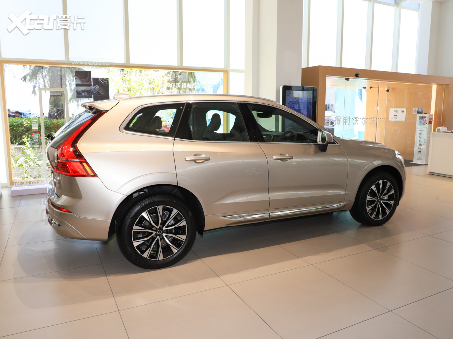 2025���֠���XC60 B5 ������h���A��
