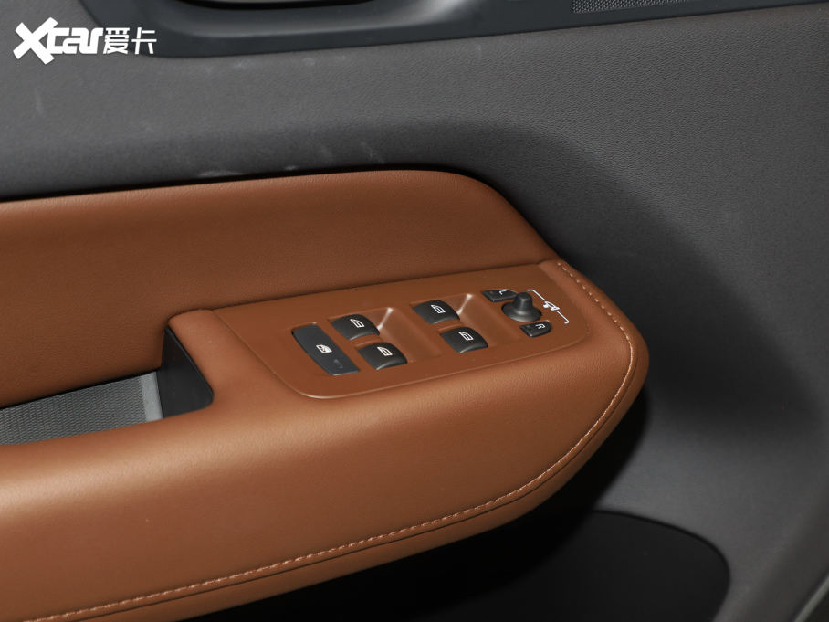 2025���֠���XC60 B5 ������h���A��