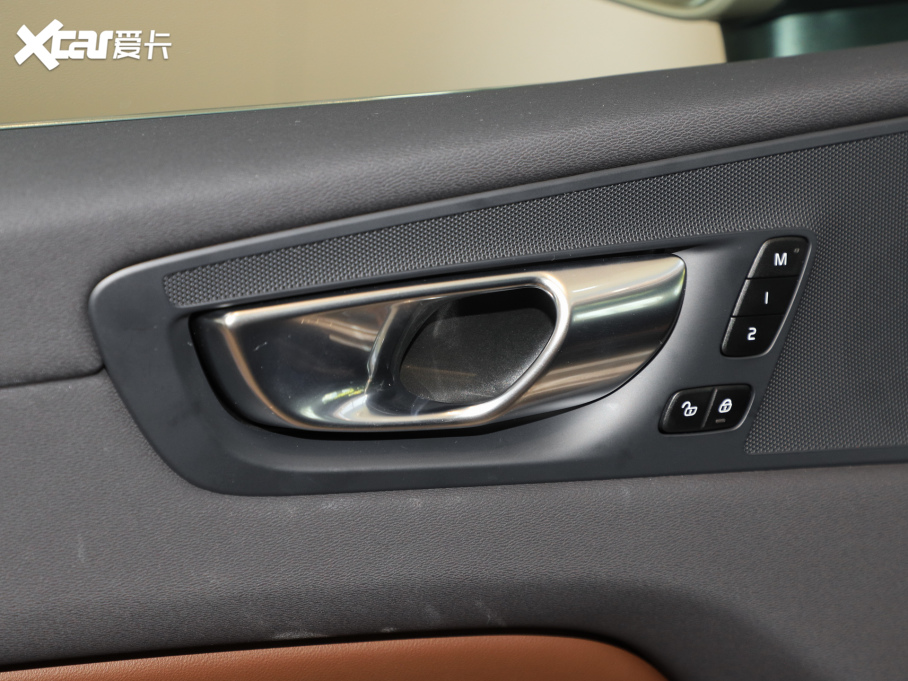 2025���֠���XC60 B5 ������h���A��