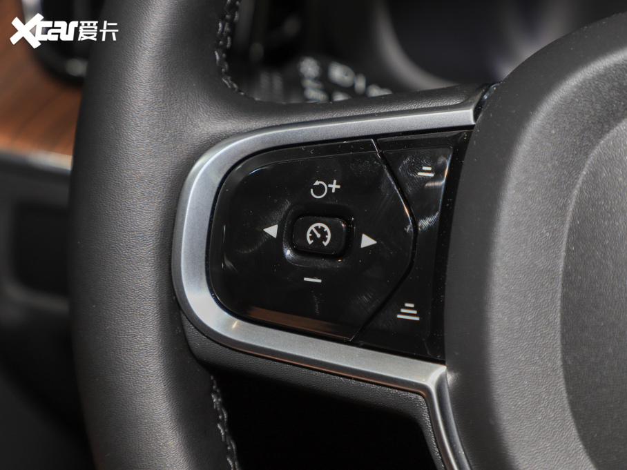 2025���֠���XC60 B5 ������h���A��