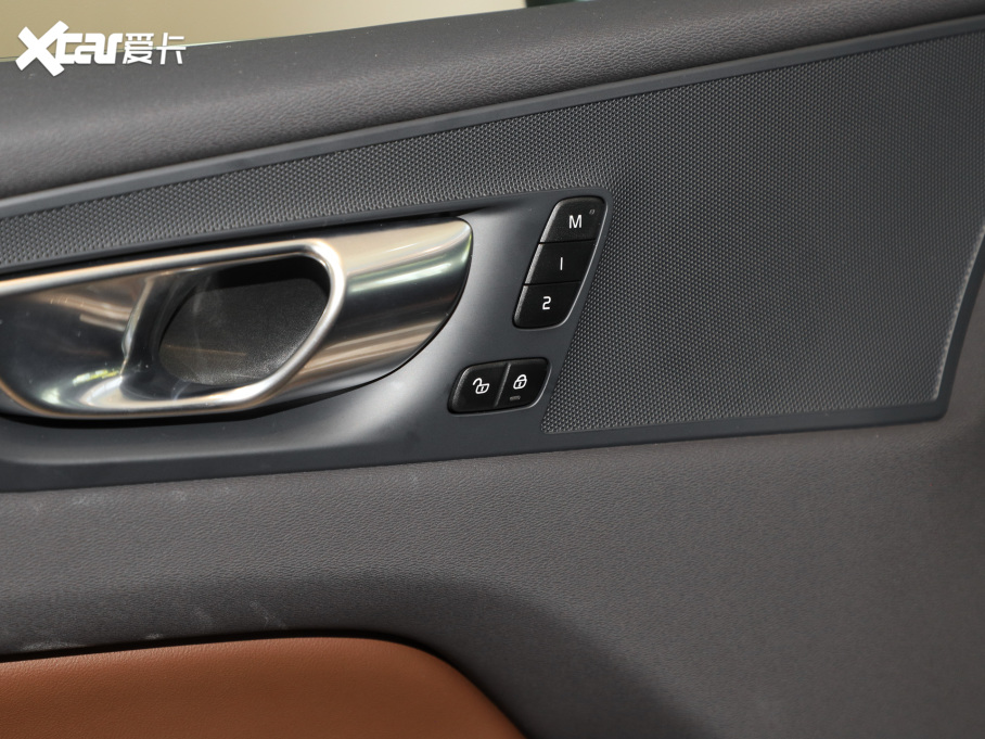 2025���֠���XC60 B5 ������h���A��