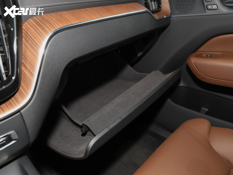 2025���֠���XC60 B5 ������h���A��