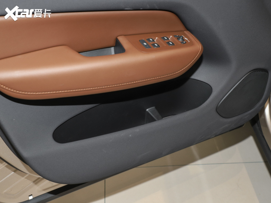 2025���֠���XC60 B5 ������h���A��