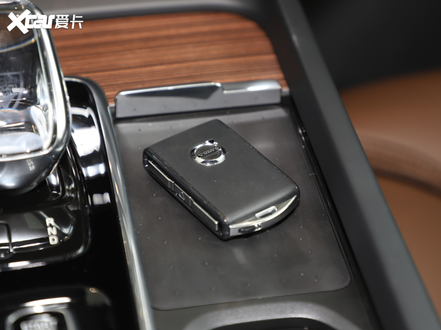 2023���֠���XC60 B5 ������h���A��