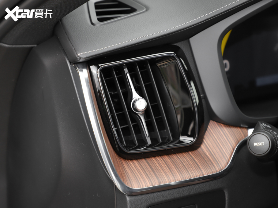 2023���֠���XC60 B5 ������h���A��