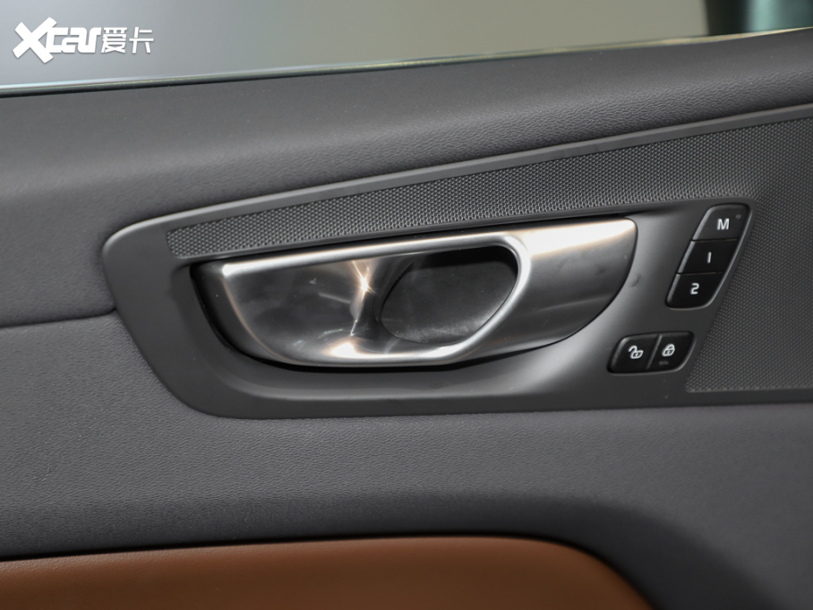 2023���֠���XC60 B5 ������h���A��