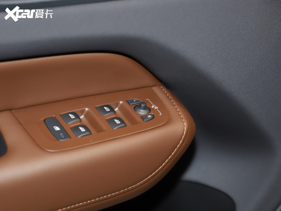 2023���֠���XC60 B5 ������h���A��