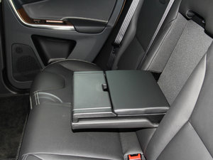 2015款2.5T T6 AWD 智越版 后排中央扶手