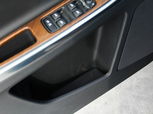 2015款2.5T T6 AWD 智越版 前门储物空间