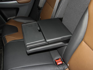 2016款2.0T T5 AWD 智驭版 后排中央扶手