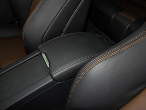 2016款2.0T T5 AWD 智驭版 中央扶手箱