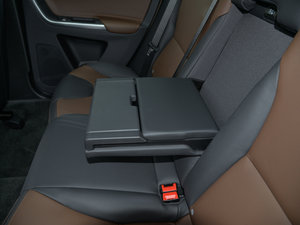 2016款 2.0T T5 AWD 智远版 后排中央扶手