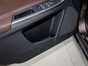 2017款2.0T T5 AWD 智远版 前门储物空间