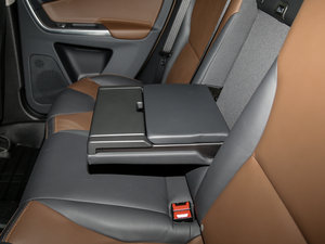 2017款2.0T T5 AWD 智远版 后排中央扶手