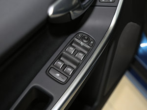 2017款2.0T T5 AWD 个性运动升级版 主驾车窗控制区	